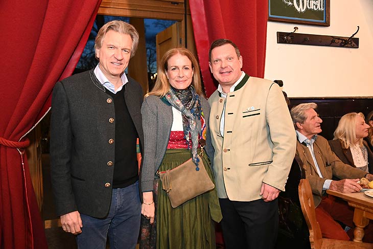 Korbinian und Suse Kohler, Peter Hubert beim 12. &bdquo;Tegernseer Starkbierfest&ldquo; im &bdquo;Br&auml;ust&uuml;berl Tegernsee&ldquo; am 22. M&auml;rz 2023 (&copy;Foto: Foto Datzer) 